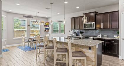 Family Luxury Retreat Near Sea World with King Bed