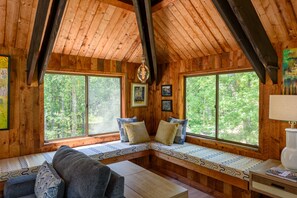 Smart-TV, peis og bøker