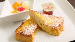 A dessert plate with a piece of cake and a small bowl of fruit. - Hotel LUNE CLAIRE - Adults Only (Chikuma)