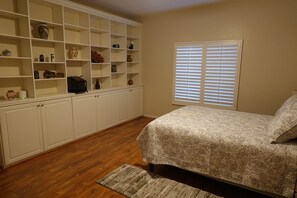 3 bedrooms, desk, iron/ironing board, travel crib