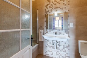 Combined shower/tub, towels