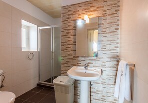 Combined shower/bathtub, towels