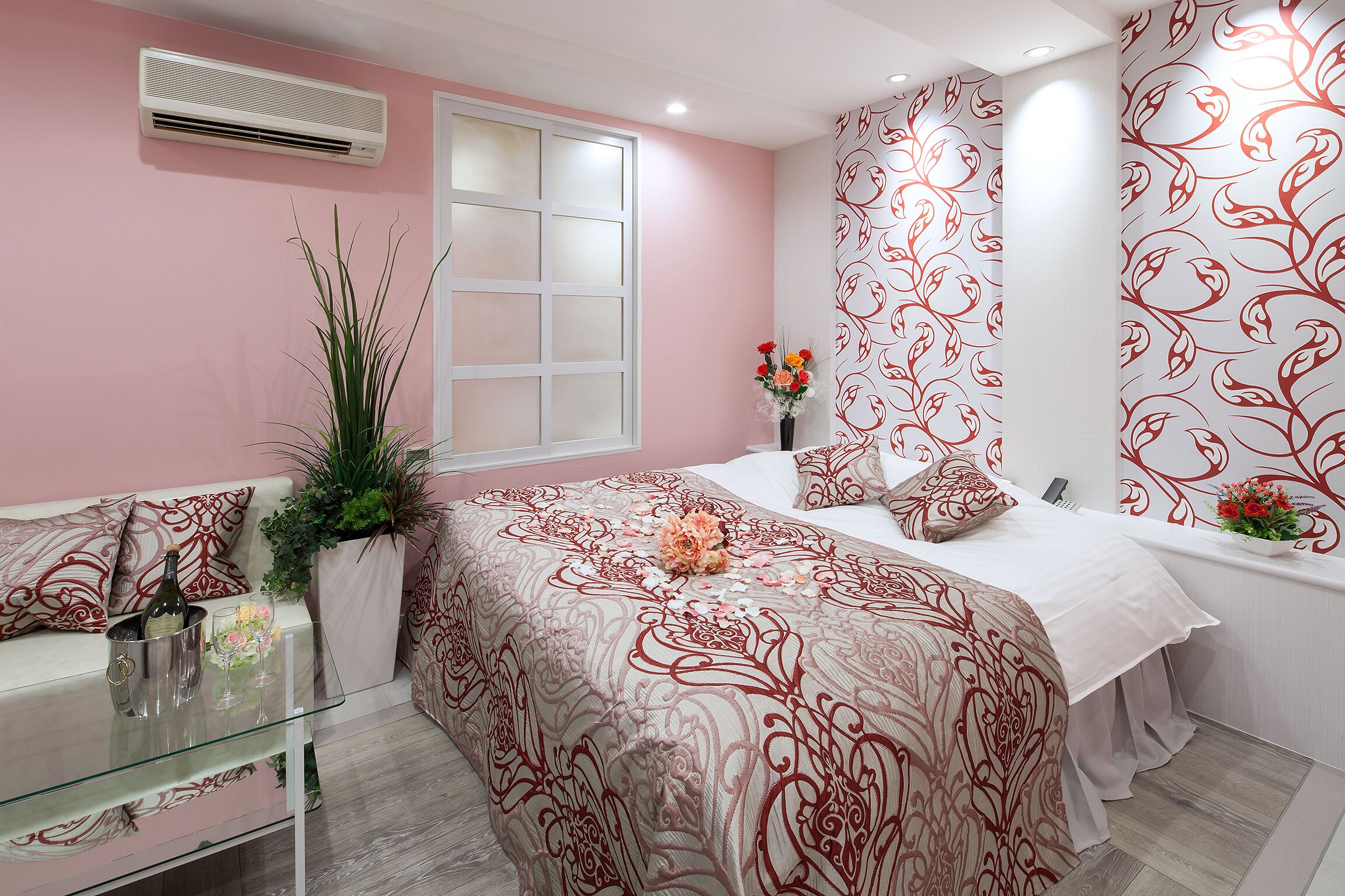 Habitación básica doble | Decoración personalizada, muebles diferentes y wifi gratis 