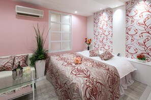 Kamar Double Basic | Didekorasi berbeda-beda dan dilengkapi dengan perabotan berbeda-beda