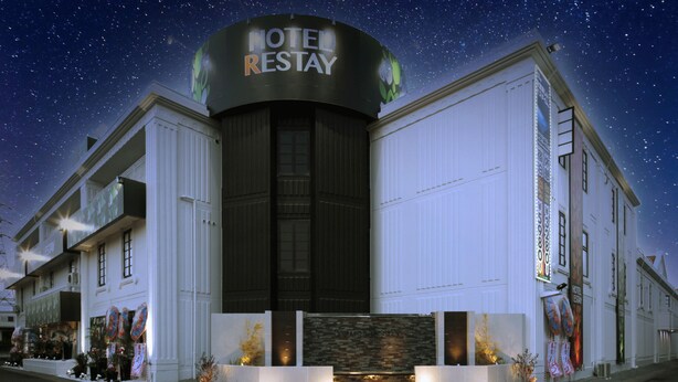 Un hôtel reconnaissable à son grand panneau lumineux « HOTEL RESTAY », à son vaste hall d’entrée et au ciel étoilé qui sert de décor.