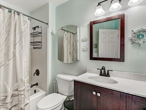 Combined shower/tub, hair dryer, towels