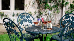 Outdoor dining - Lake Cottage - Lake view near Nailsworth (Nailsworth)