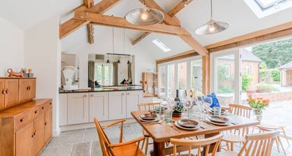 The Barn at Kington Grange - sleeps 6 guests in 3 bedrooms