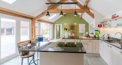 The Barn at Kington Grange - sleeps 6 guests in 3 bedrooms