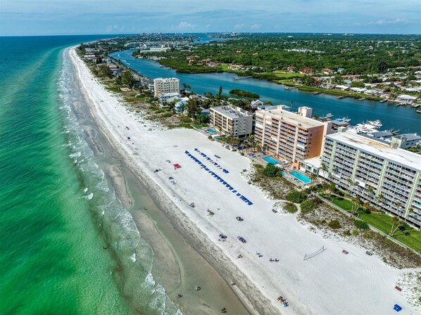 En la playa y camastros