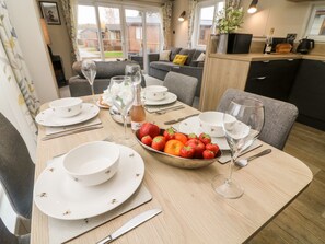 Ferienhaus | Eigene Küche | Kühlschrank, Geschirrspüler, Kochgeschirr/Geschirr/Besteck