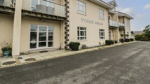 A two-story building with the name 'TYWOD ARIAN' on the facade. - Apartment 6 (Pwllheli)