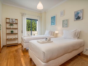 2 bedrooms, iron/ironing board, internet, bed sheets