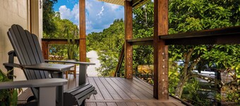 Shares View Luxury Apt, Newly Renovated Luxury Apt + Steps Away from River