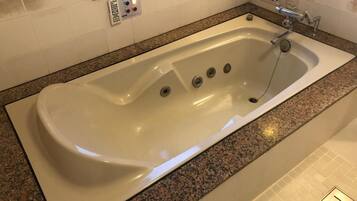 個別の浴槽とシャワー、バスアメニティ (無料)、ヘアドライヤー、スリッパ