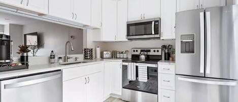 Réfrigérateur, micro-ondes, four, plaque de cuisson