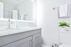 Chuveiro/banheira combinados, secador de cabelo, toalhas de banho 