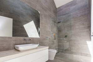 Douche, serviettes fournies, papier toilette