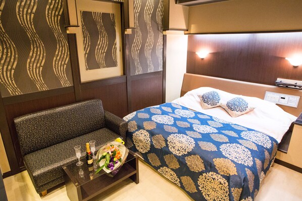 Kamar Double | Didekorasi berbeda-beda dan dilengkapi dengan perabotan berbeda-beda