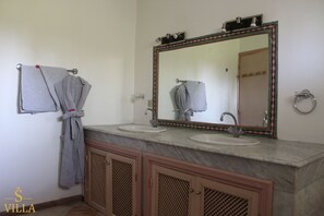 Bathtub, bidet