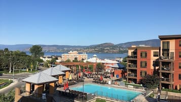 室內泳池、室外泳池