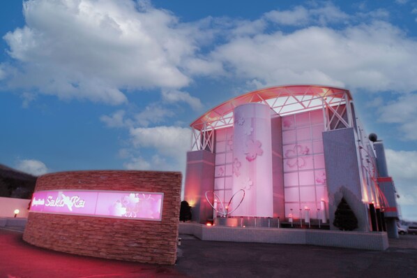 المنشأة من الخارج