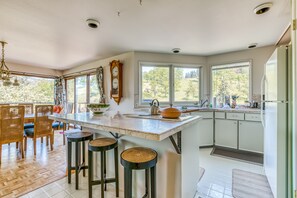 Jääkaappi, mikroaaltouuni, uuni, liesi