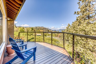 Closest home to Mosier Falls with mountain & river views, hot tub, & game room