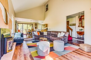 Fernseher, Tischfußball, Bücher, Stereoanlage