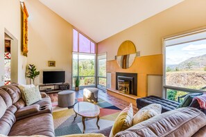 Televisio, pöytäjalkapallopöytä, kirjoja, stereot