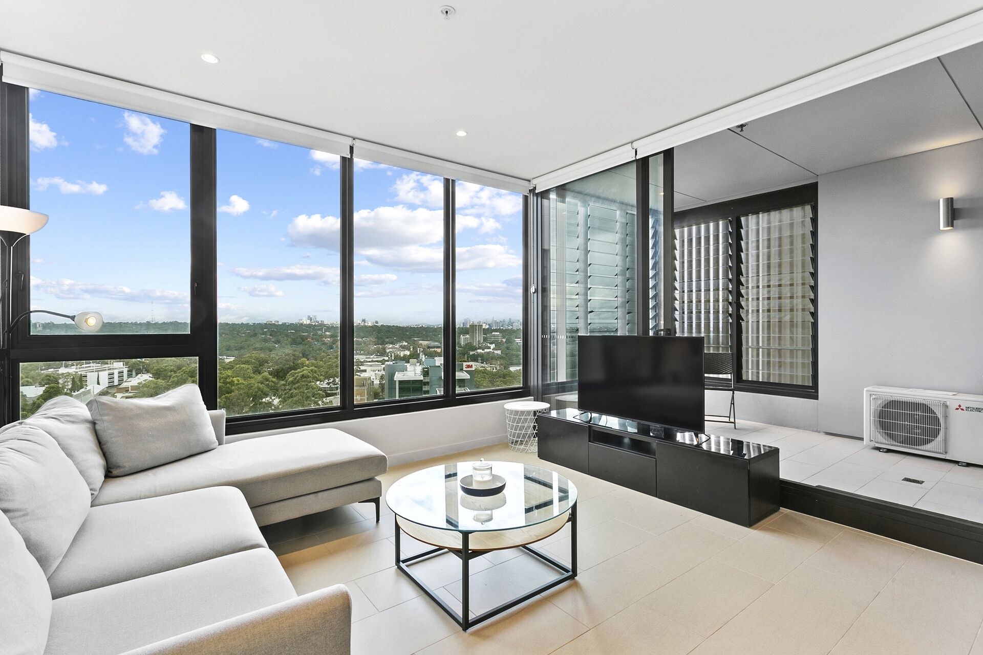 North Ryde Apartment with fabulous city views