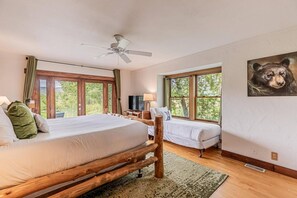 4 bedrooms, iron/ironing board, WiFi, bed sheets