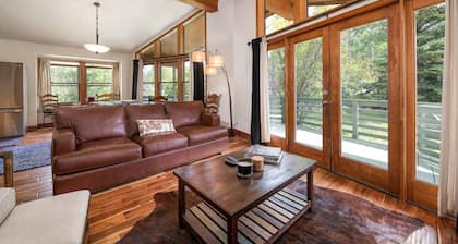 Private Hot Tub-Near Free Ski/Town Bus Stop/Dog Park-3 en Suites-Slope Views-Garage-Grill-Dogs OK