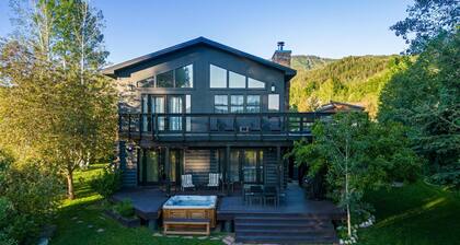 Lovely Home with 3 en Suites, Private HotTub with Views, Near Park/Mtn-Bus-Ski/Town Access-Dogs OK!