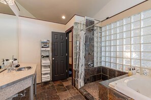 Ensemble douche/baignoire, sèche-cheveux, serviettes fournies, shampoing