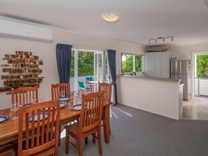 Dining - Seashells Bach - Whangamatā Holiday Home (Whangamatā)