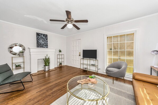 Smart TV - Charming Duplex in Popular Oak Lawn (Dallas)