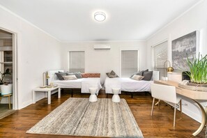 1 bedroom, desk, WiFi, bed sheets - Charming Duplex in Popular Oak Lawn (Dallas)