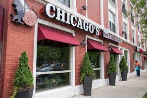 A brick building with a red awning and a sign that reads "CHICAGO'S HOME OF CHICKEN & Waffles". - Cozy 1-2 BR APT w/fireplace & Patio/Deck (Chicago)