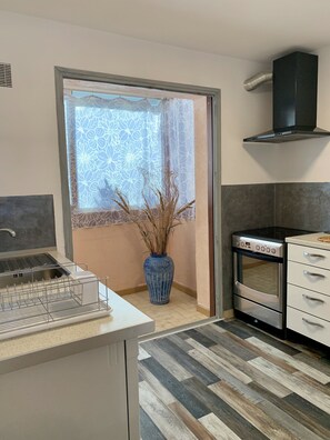 Frigorífico, microondas, horno y placa de cocina
