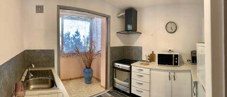 Frigorifero, microonde, forno, piano cottura