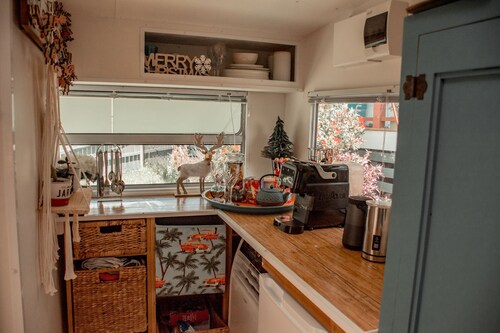 Bohemian Vintage King Bed Caravan w Hydrotherapy Spa & 5m Bell Tent w Queen Bed