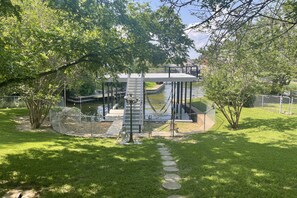 Property grounds - Lady of the Lake! Lake Front Property with Boathouse, Pet Friendly, Hot Tub, & Outdoor Sitting Area (Mabank)