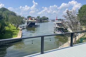Property grounds - Lady of the Lake! Lake Front Property with Boathouse, Pet Friendly, Hot Tub, & Outdoor Sitting Area (Mabank)