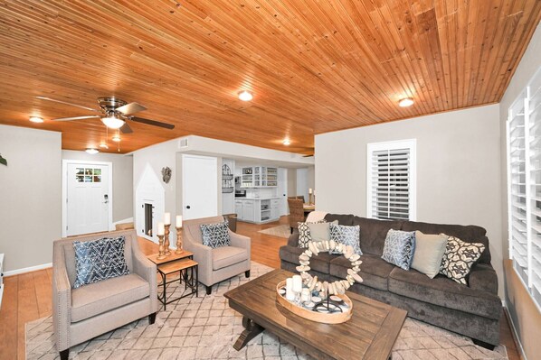 TV - Lady of the Lake! Lake Front Property with Boathouse, Pet Friendly, Hot Tub, & Outdoor Sitting Area (Mabank)