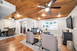 TV - Lady of the Lake! Lake Front Property with Boathouse, Pet Friendly, Hot Tub, & Outdoor Sitting Area (Mabank)