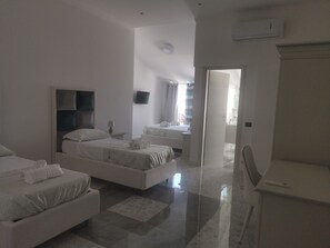 Deluxe Double or Twin Room | In-room safe, desk, soundproofing, free WiFi - Atlantis 22 (Furnari)