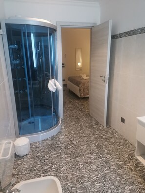 Comfort Room | Bathroom | Hydromassage showerhead, hair dryer, bidet, towels - Atlantis 22 (Furnari)