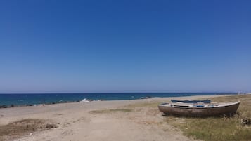 En la playa y playa de arena blanca 