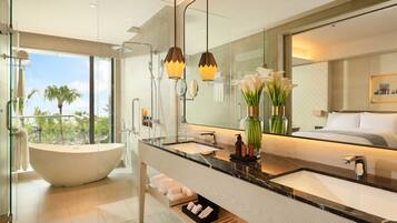 Phòng 2 giường đơn Premier | Phòng tắm | Buồng tắm vòi sen, đồ dùng nhà tắm miễn phí, máy sấy tóc